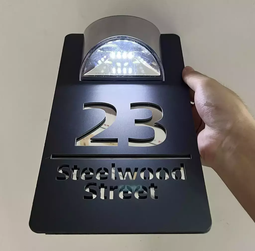 Placa Residencial e comercial personalizada com energia Solar!